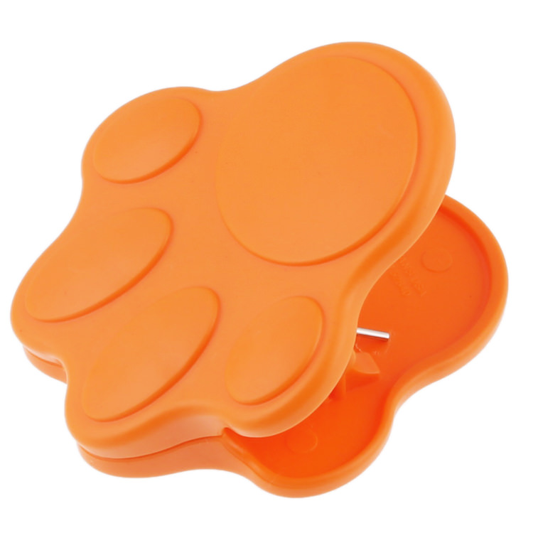 Plastic paw with extra strength magent chip clip.
