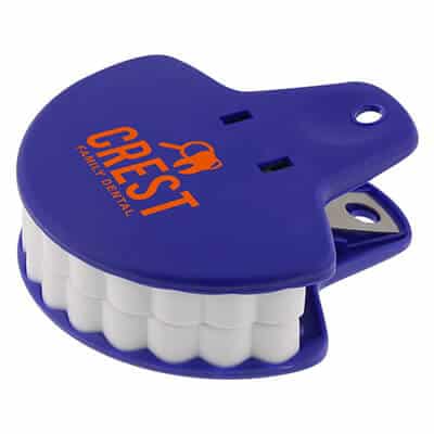 Plastic blue teeth chip clip with logo.