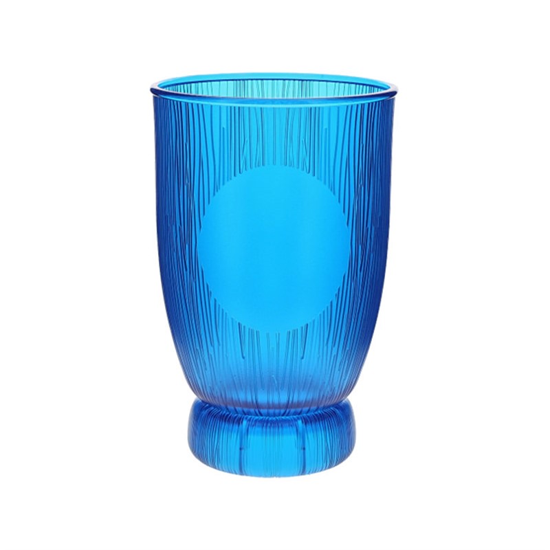 Acrylic cocktail glass in 18 ounces.