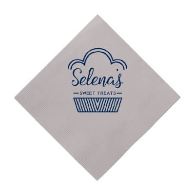 Трехслойная диагональная салфетка для коктейля цвета голубя серого цвета с фирменным логотипом.